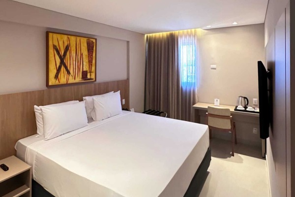 Habitación Deluxe doble, 1 cama de matrimonio grande, vistas a la ciudad | 1 dormitorio, minibar, caja fuerte y escritorio