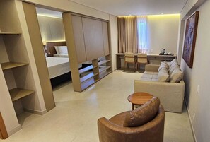 Suite Deluxe | Minibar, una cassaforte in camera, una scrivania, postazione laptop