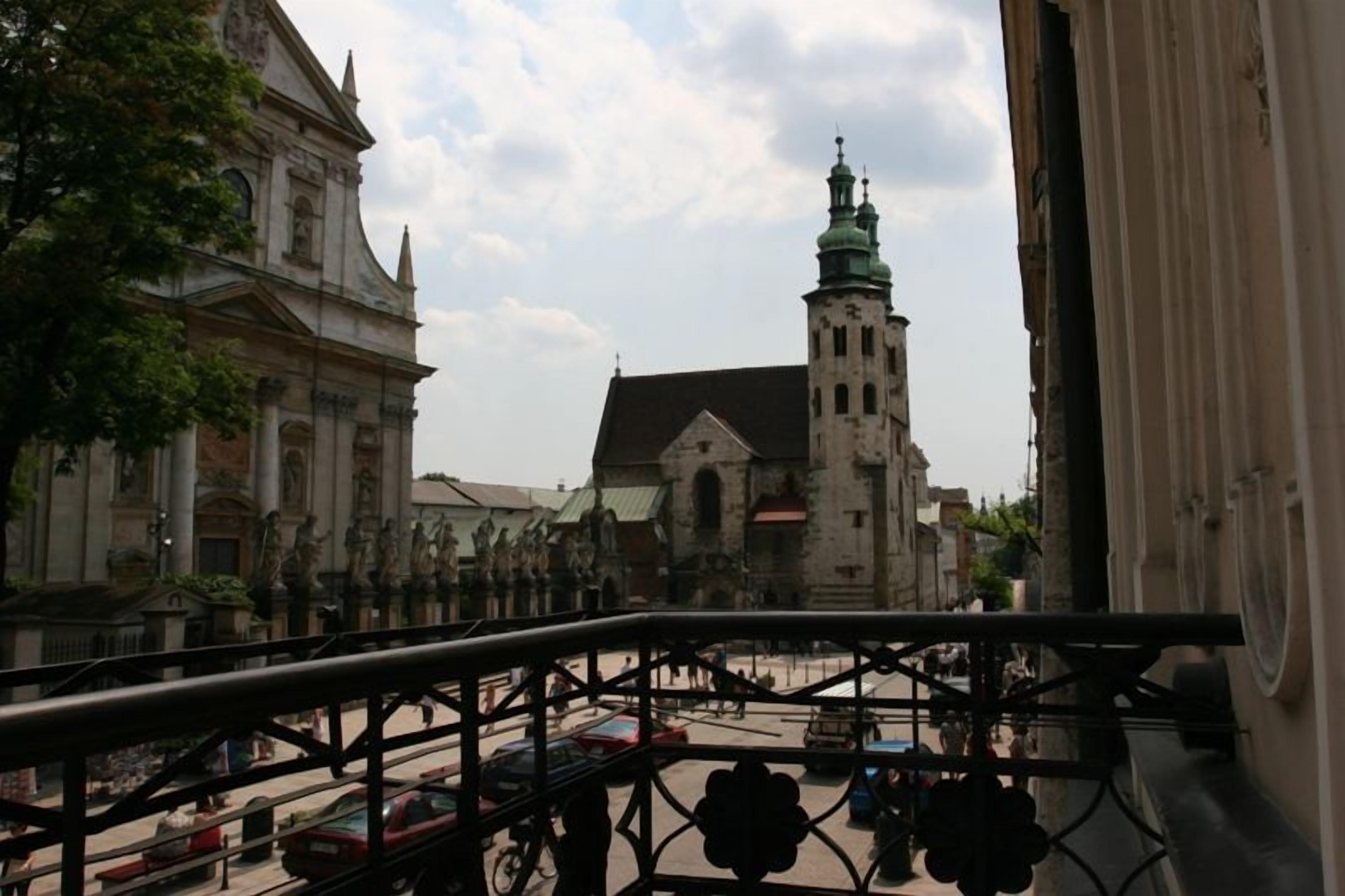 Straßenansicht mit einer Kirche und einem Turm im Hintergrund.