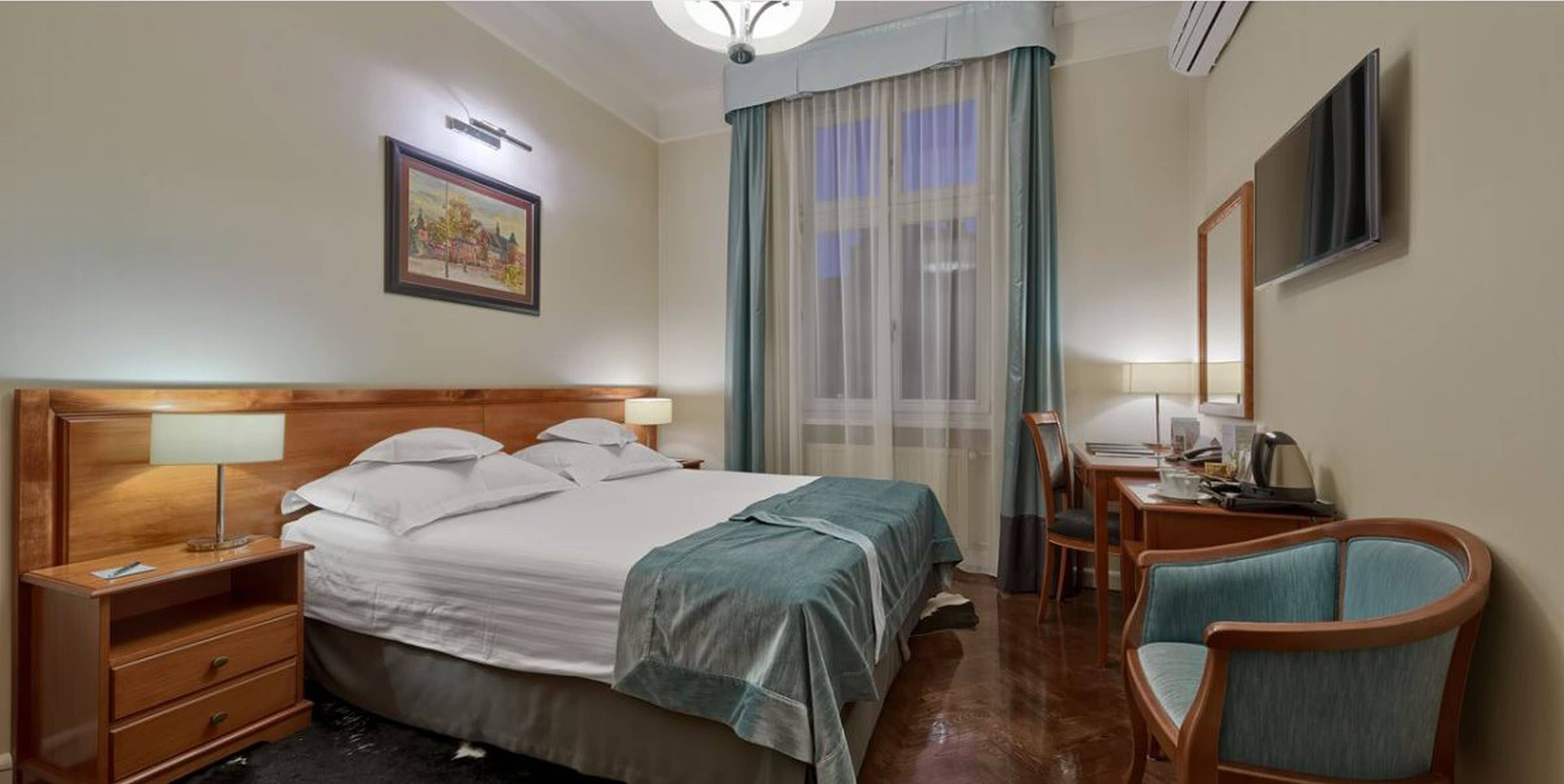 Premium bedding, in-room safe, desk, iron/ironing board