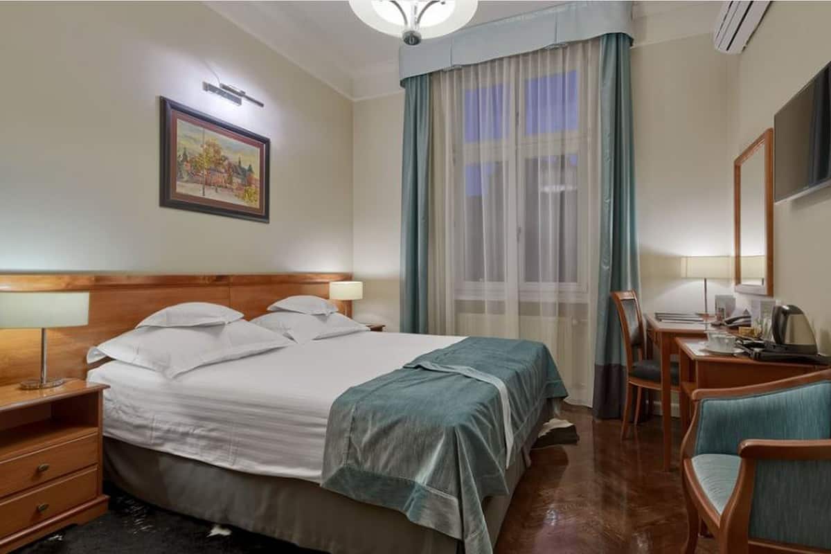 Roupas de cama premium, cofres nos quartos, escrivaninha