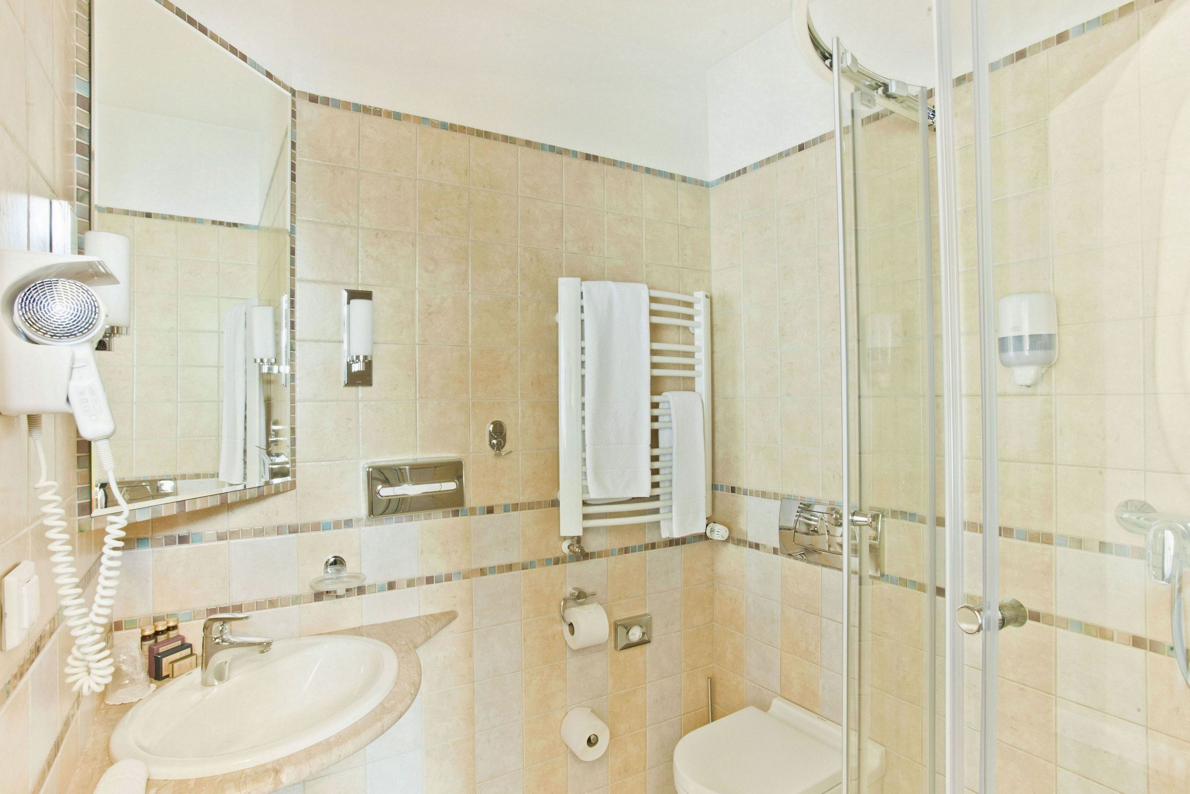 combined shower/bathtub, free toiletries, hair dryer, towels