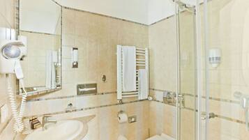 Suihkun ja ammeen yhdistelmä, ilmaiset hygieniatuotteet, hiustenkuivaaja