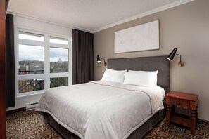 Suite, 2 habitaciones | Escritorio, tabla de planchar con plancha, wifi gratis y ropa de cama 