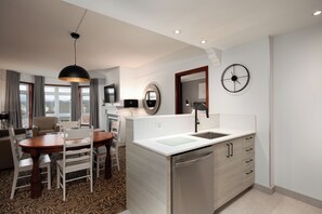 Suite, 2 soverom | Eget kjøkken | Kjøleskap, mikrobølgeovn, oppvaskmaskin og kaffetrakter/tekoker