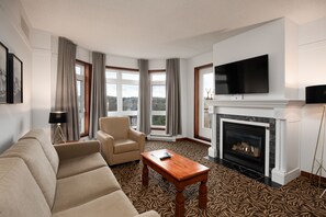 Suite, 2 soverom | Oppholdsområde | Flatskjerm-TV, peis og filmkjøp