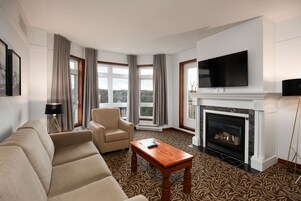 Televisión de pantalla plana, chimenea, películas con cargo