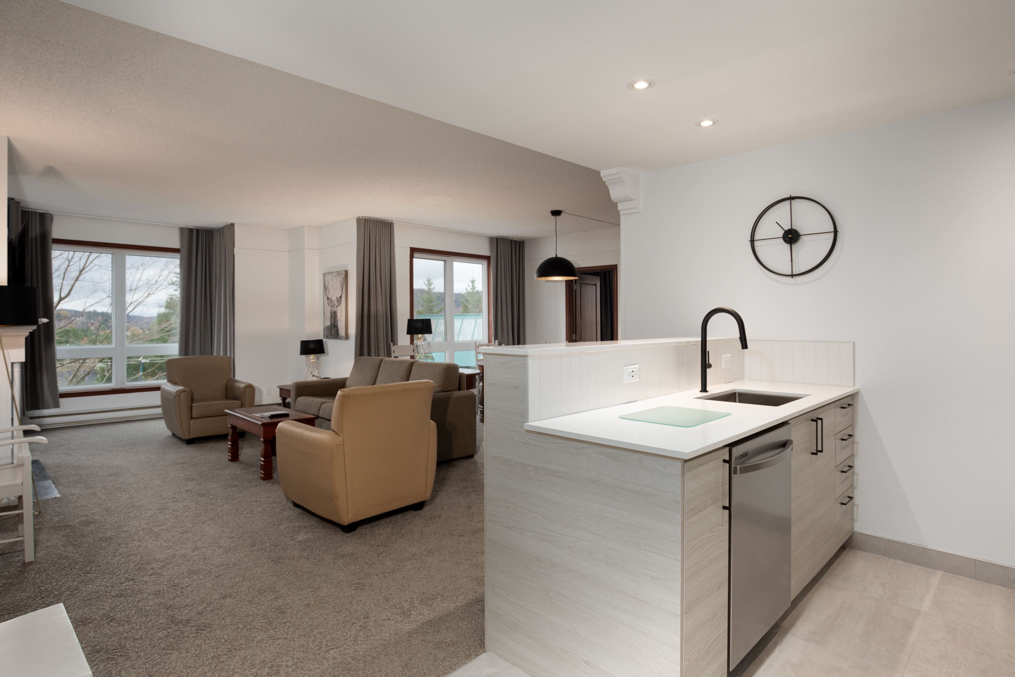 薄型テレビ、暖炉、有料ムービー