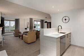 Flatskjerm-TV, peis og filmkjøp