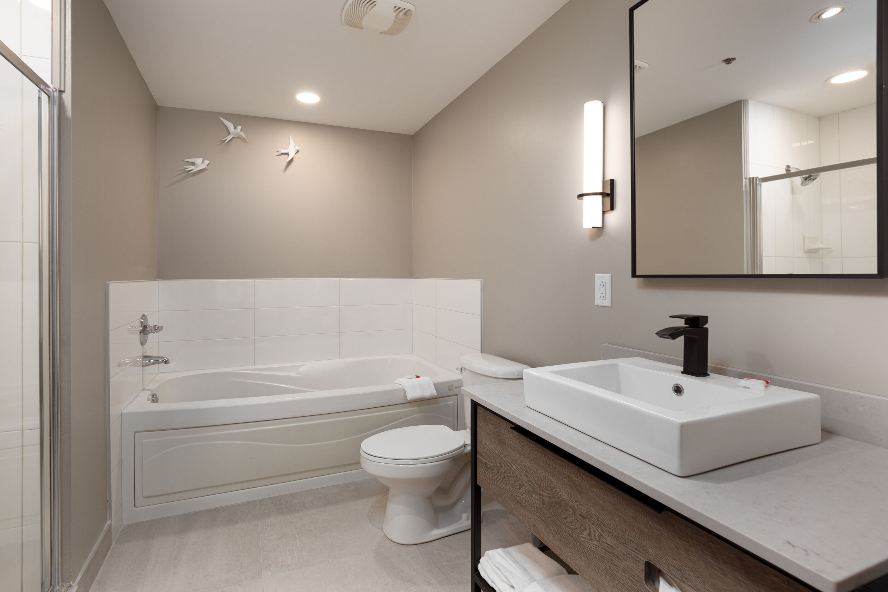 Un baño moderno con bañera, inodoro y lavamanos.