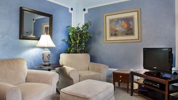 Suite Deluxe, 1 grand lit, patio | 1 chambre, draps en coton égyptien, literie de qualité supérieure