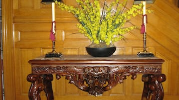 Check-in/check-out kiosk