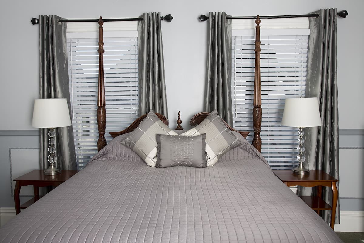 1 bedroom, Egyptian cotton sheets, premium bedding, down comforters