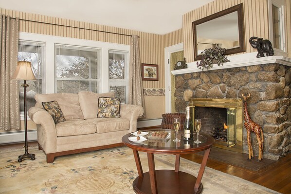 Roosevelt Luxury Suite - Jetted Tub (Dog Friendly)