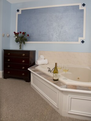 Eisenhower Deluxe Suite - Jetted Tub (Dog Friendly) | Jetted tub - Glynn House Inn (Ashland)