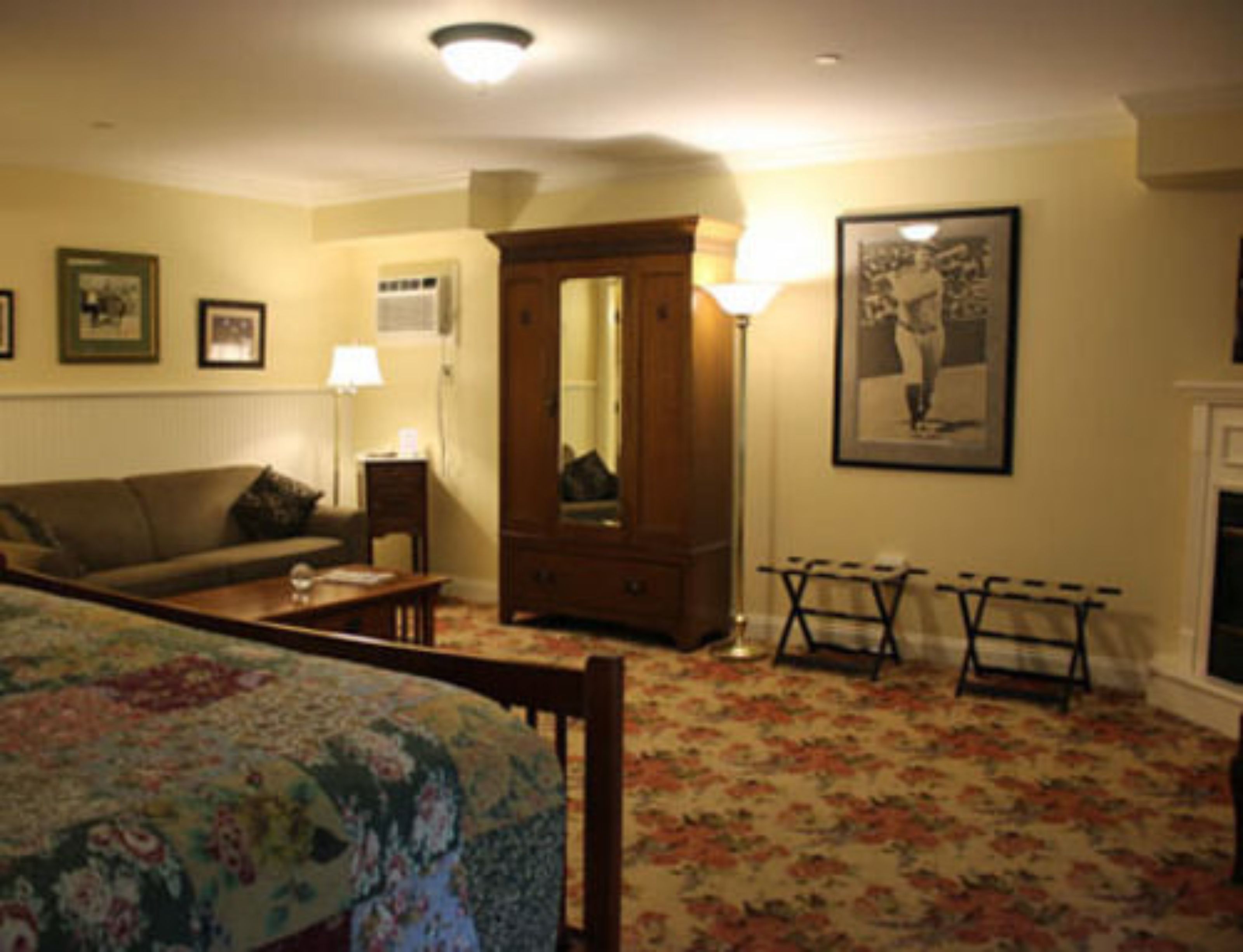 room (104 deluxe) | iron/ironing board, free wifi, bed sheets