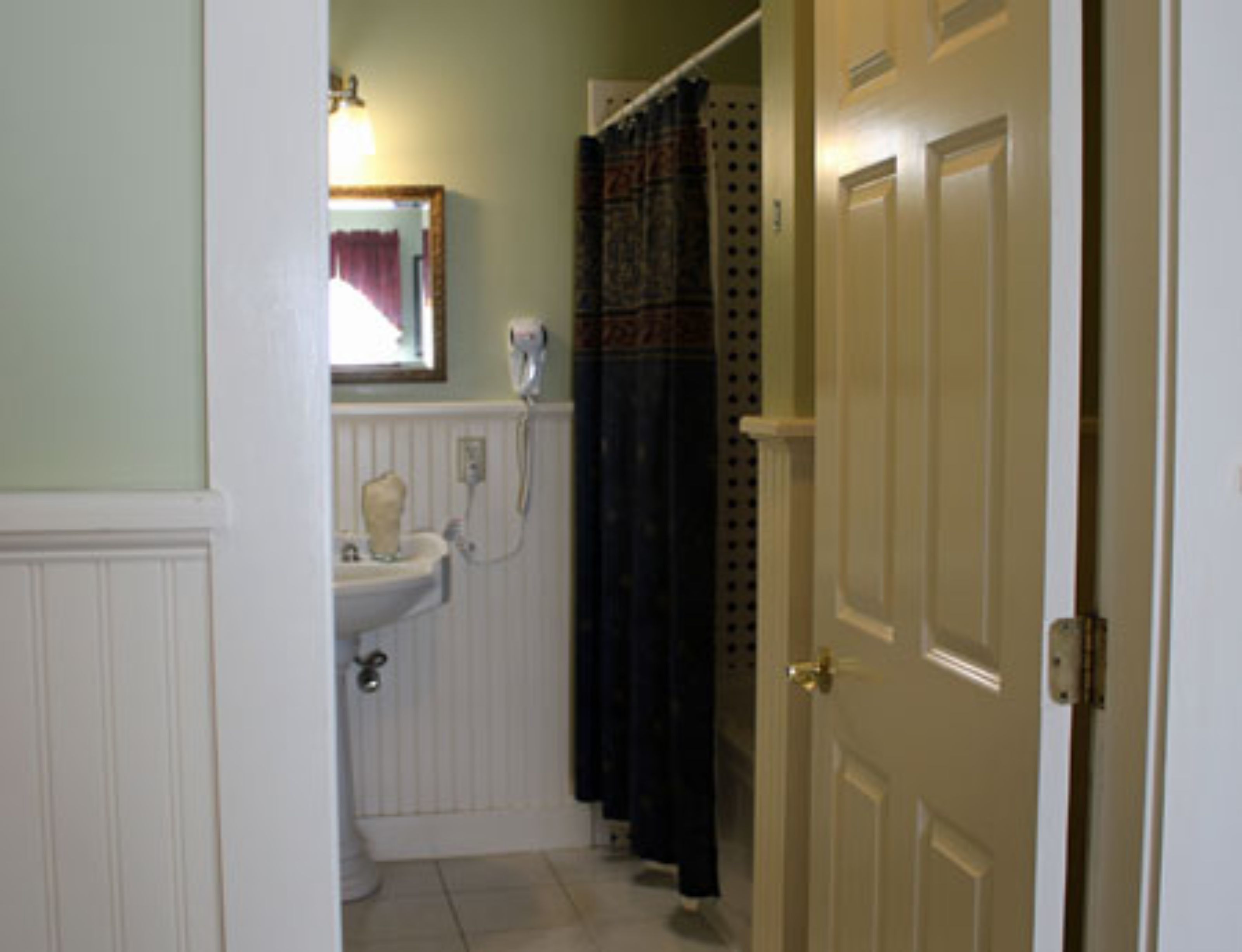 room (206 select) | bathroom | combined shower/bathtub, towels