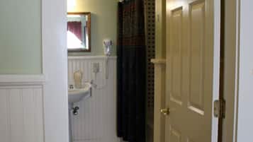 Room (206 Select) | Bathroom | Combined shower/tub, towels