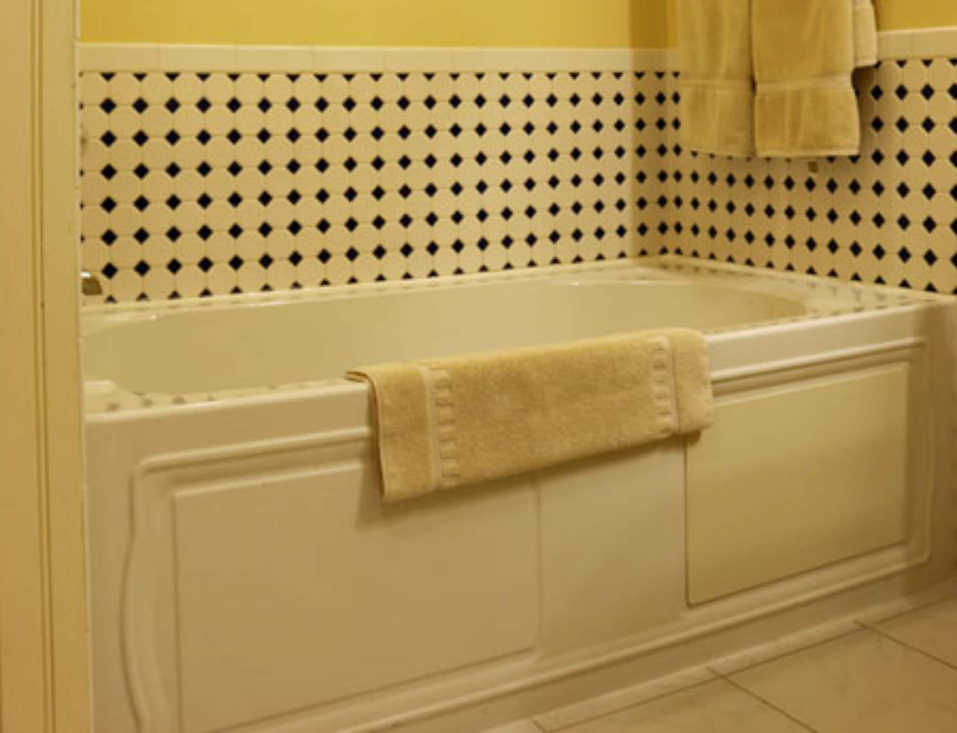 penthouse suite | bathroom | combined shower/bathtub, towels