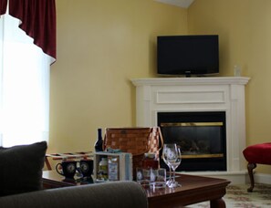 Habitación | Área de sala de estar | Televisión y chimenea 