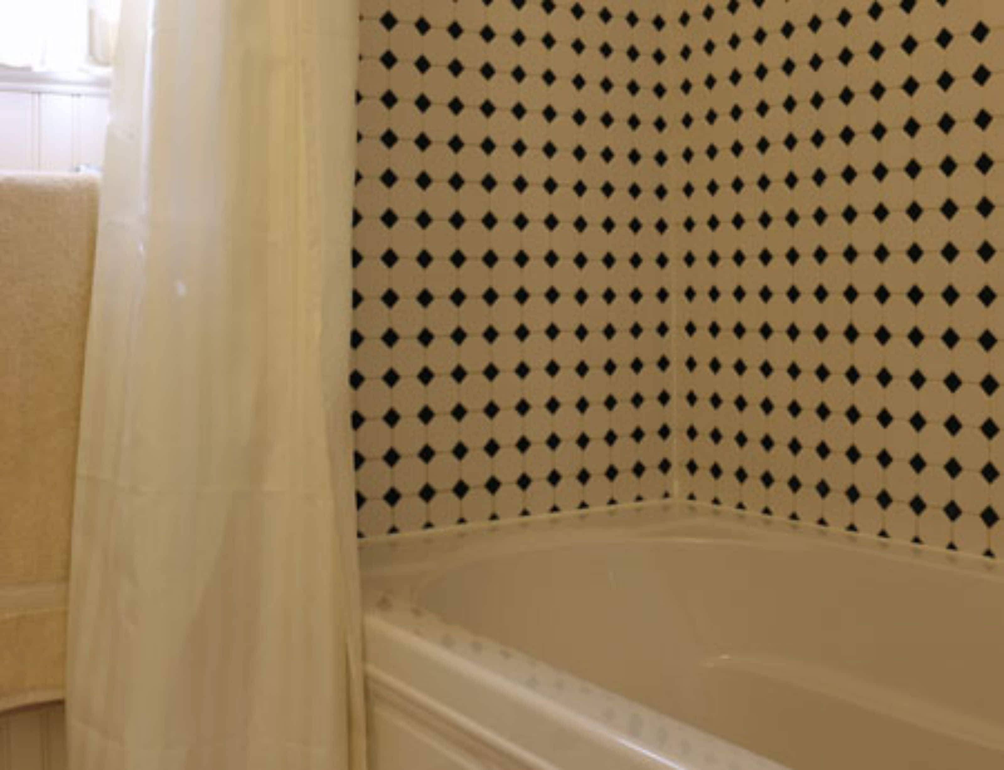 room (412 luxury) | bathroom | combined shower/bathtub, towels