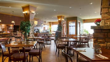 2 restaurantes, se sirve desayuno