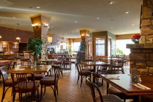 2 restaurantes, se sirve desayuno 