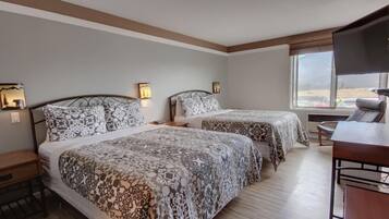 Premium kamer, 2 queensize bedden, uitzicht op bergen | Luxe beddengoed, pillowtop-bedden, een bureau