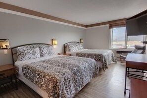 프리미엄룸, 퀸사이즈침대 2개, 산 전망 | 고급 침구, 필로우탑 침대, 책상, 다리미/다리미판