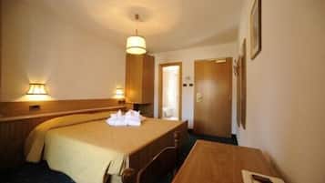 Brankas, meja kerja, dan tempat tidur bayi (biaya tambahan)