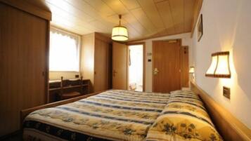 Een kluis op de kamer, een bureau, babybedden, gratis wifi