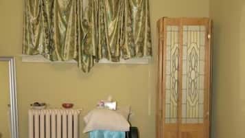 Traditional Double Room, Shared Bathroom | Individually decorated, individually furnished, iron/ironing board