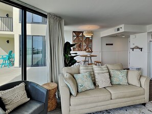 Apartamento, 1 cama de matrimonio grande con sofá cama, patio, vistas al mar (#105 West - No Pets) | Zona de estar | Una televisión