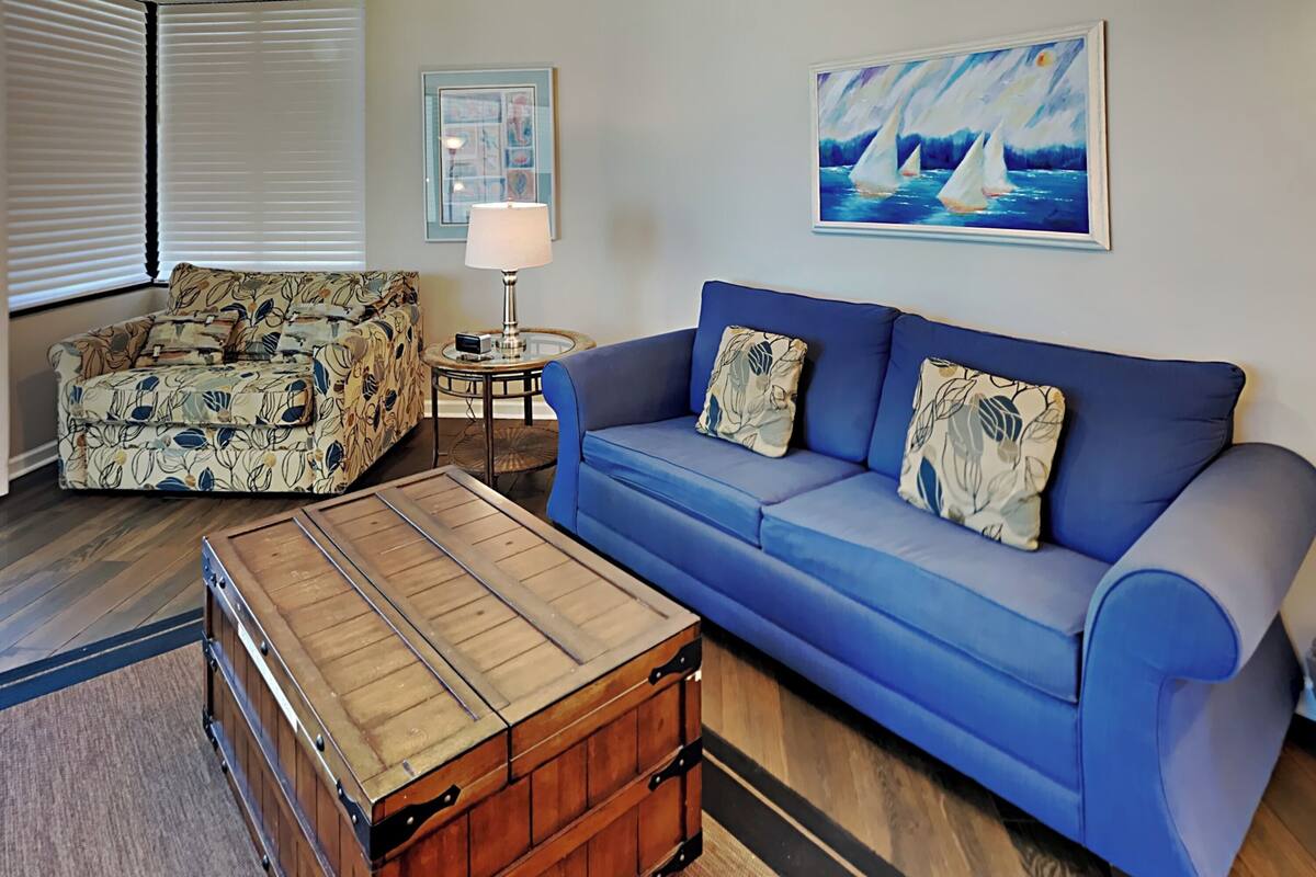 Appartement, 1 queensize bed met slaapbank, balkon, uitzicht op oceaan (#712 East - No Pets Allowed) | Woonruimte | Een televisie