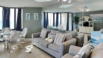Kondominium, 1 Tempat Tidur Double, balkon, pemandangan samudra (#911 West - No Pets) | Area keluarga | TV