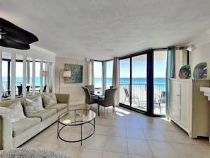 Apartamento, 1 cama de matrimonio con sofá cama, balcón, vistas al mar (#703 West - No Pets) | Zona de estar | Una televisión