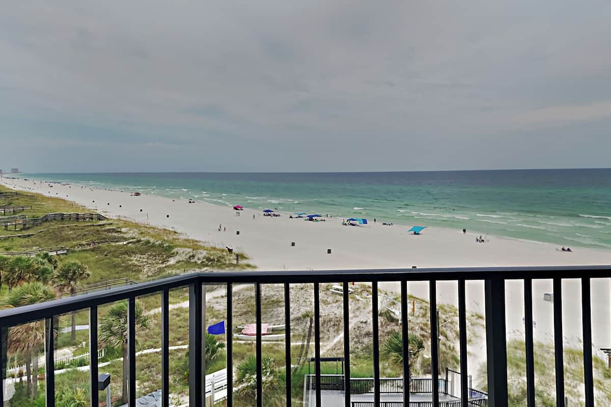 Appartement, 1 queensize bed met slaapbank, balkon, uitzicht op oceaan (#604 East - No Pets Allowed) | Strand | Aan het strand, ligstoelen aan het strand, parasols