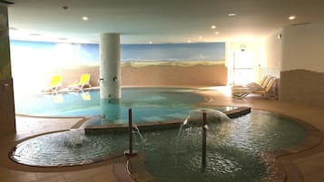 Piscina coberta (horari: 08:00-19:30) i gandules