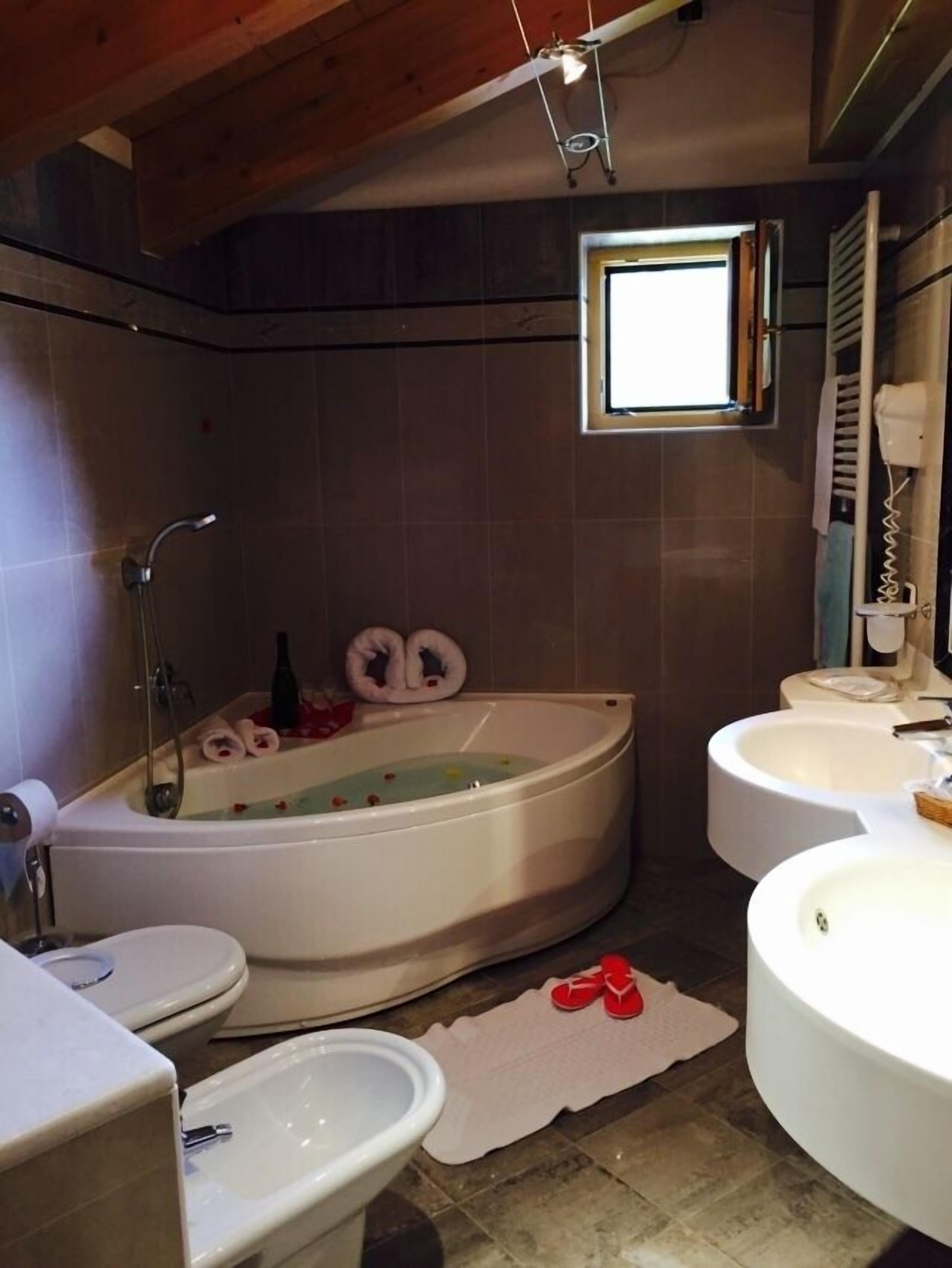 junior room, balcony | private spa tub