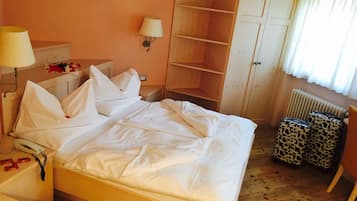 Standaard tweepersoonskamer, balkon | Hypoallergeen beddengoed, een minibar, een kluis op de kamer, een bureau