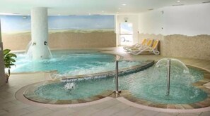 Indoor pool, open 8:00 AM to 7:30 PM, pool loungers - Hotel Stella Montis (Campitello di Fassa)