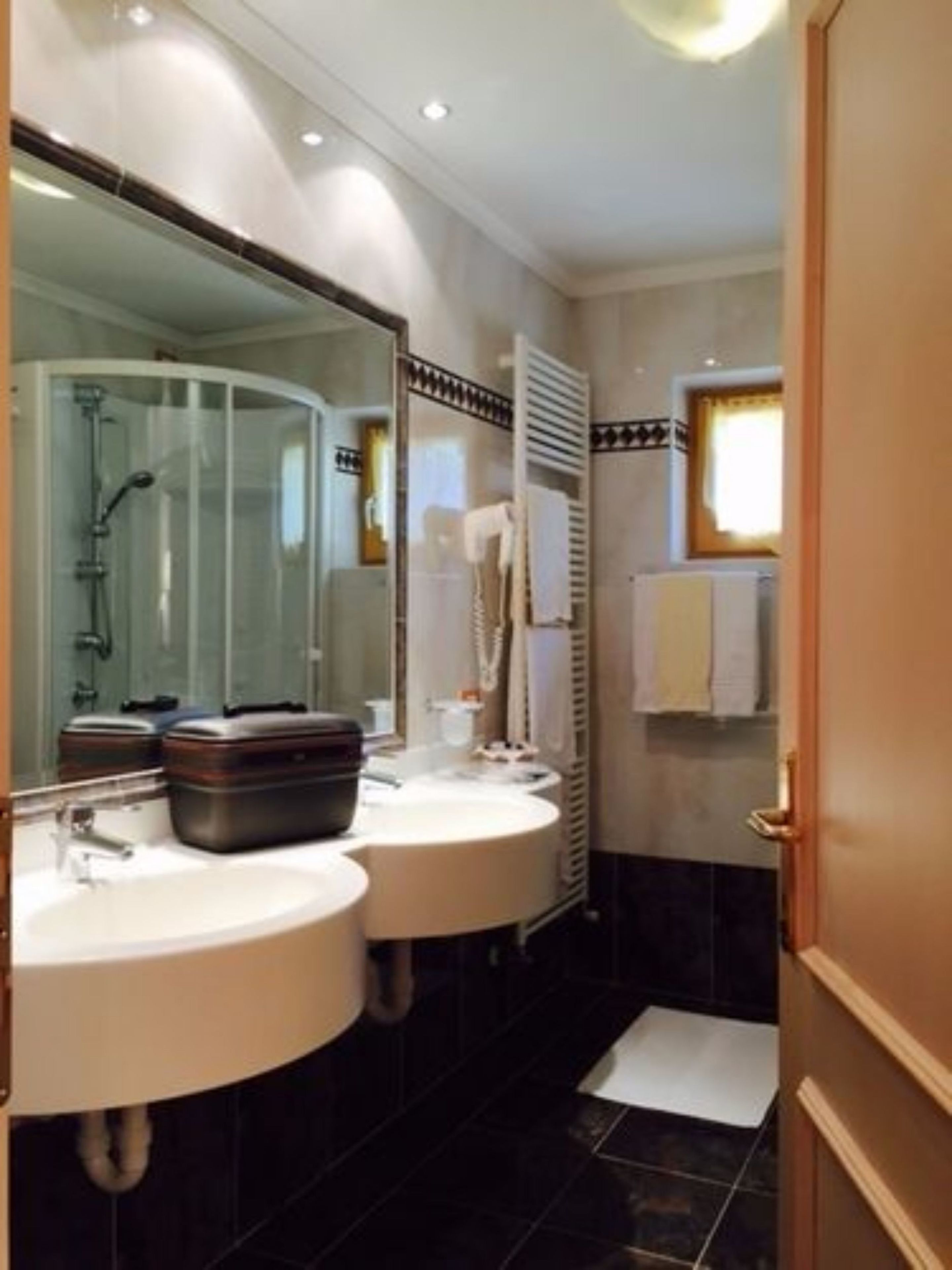 shower, hydromassage showerhead, free toiletries, hair dryer