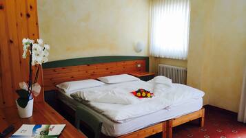 Hypoallergeen beddengoed, een minibar, een kluis op de kamer, een bureau