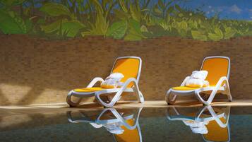 Piscine couverte, accÚs possible de 08 h 00 à 19 h 30, chaises longues