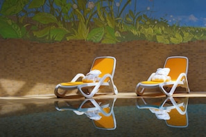 Piscine couverte, accès possible de 08 h 00 à 19 h 30, chaises longues 