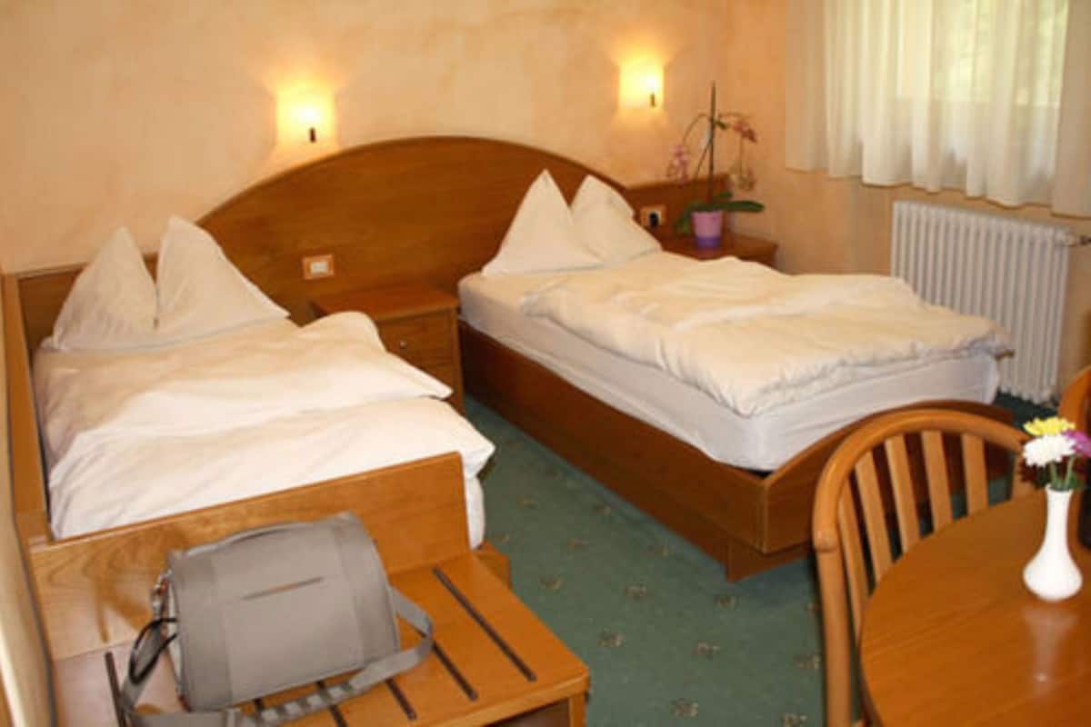 Hypoallergeen beddengoed, een minibar, een kluis op de kamer, een bureau