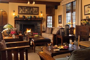 Lobby sitting area - The Settlers Inn (Hawley)