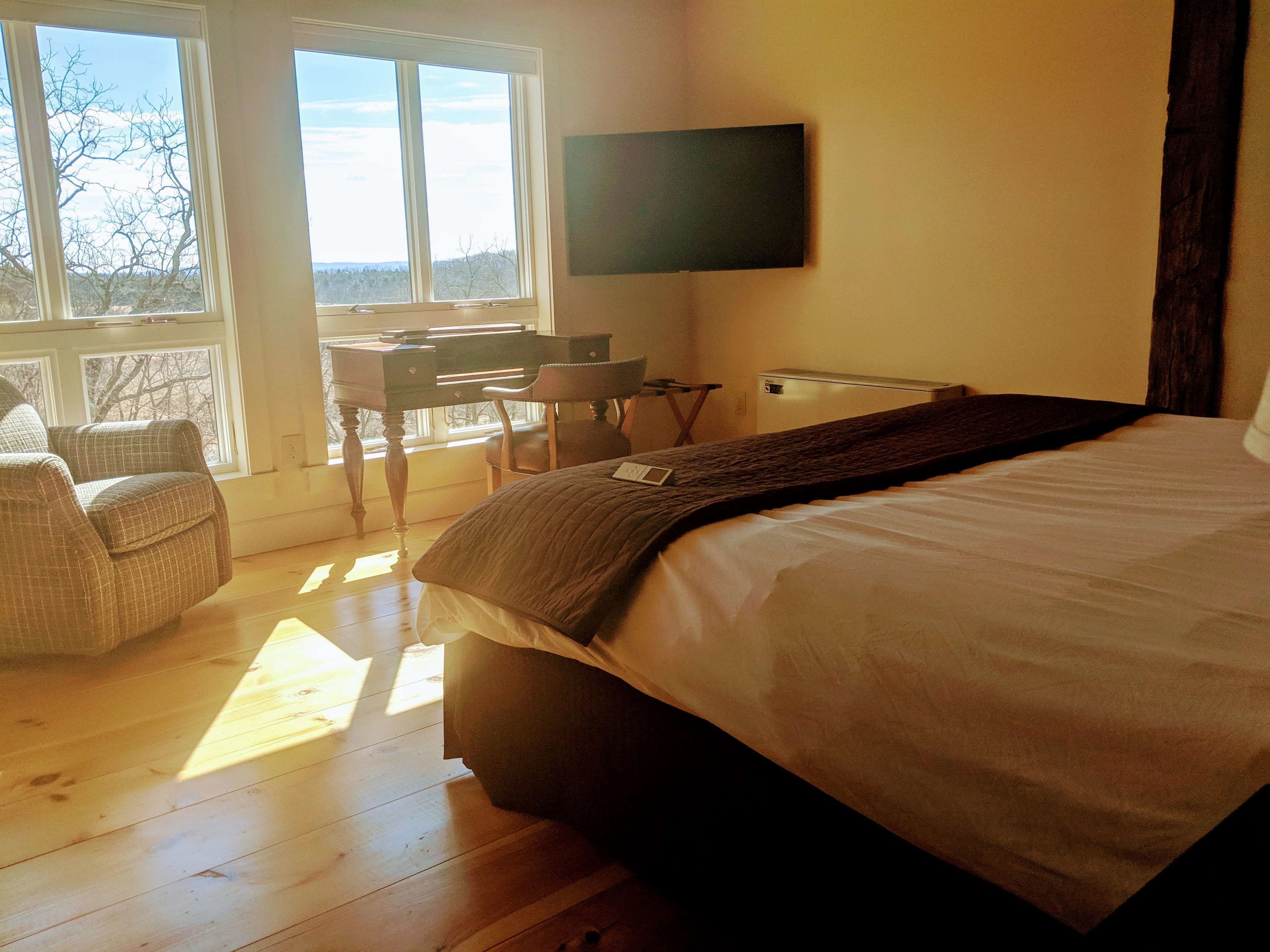 Ein Schlafzimmer mit einem Bett, einem Schreibtisch und einem Stuhl.