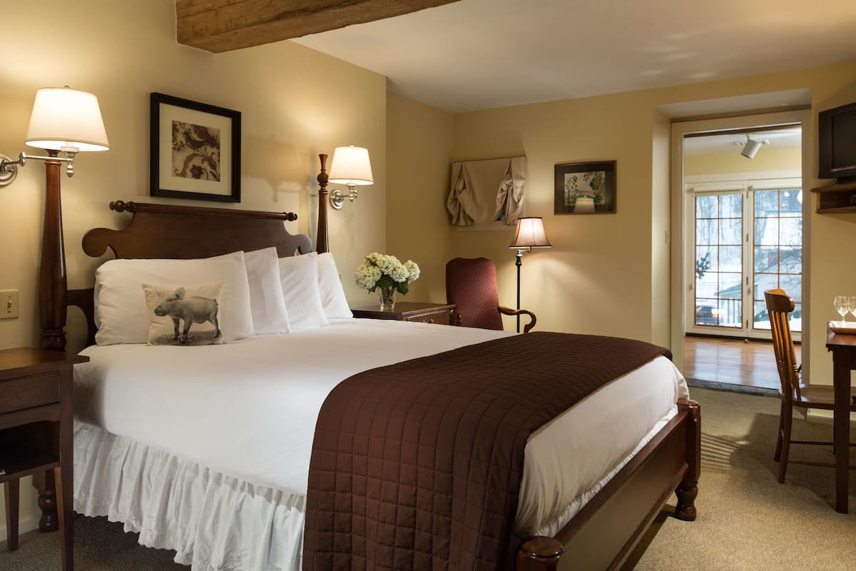 Room, 1 King Bed, Jetted Tub | 1 bedroom, premium bedding, desk, free WiFi