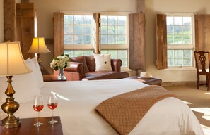 高級寝具、デスク、WiFi (無料)、アラーム付き時計